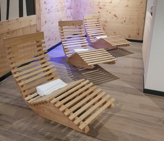 Poltrone e lettini in legno